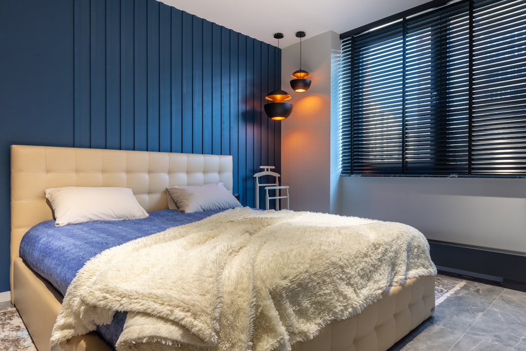 Stylish contemporary bedroom featuring a plush bed and chic lighting for a cozy ambience.